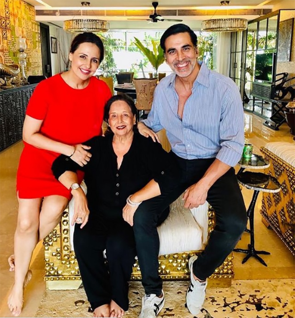  अक्षय कुमार बहन और मां के साथ