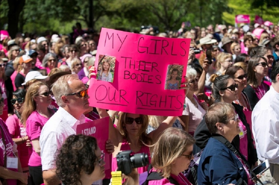 एबॉर्शन बैन के खिलाफ सेक्स स्ट्राइक