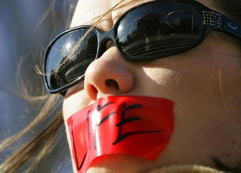 एबॉर्शन बैन के खिलाफ सेक्स स्ट्राइक