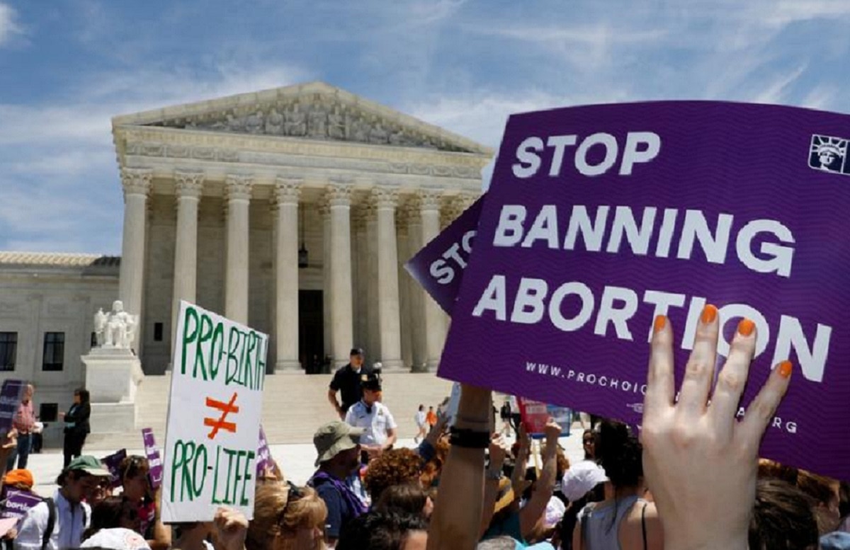 एबॉर्शन बैन के खिलाफ सेक्स स्ट्राइक