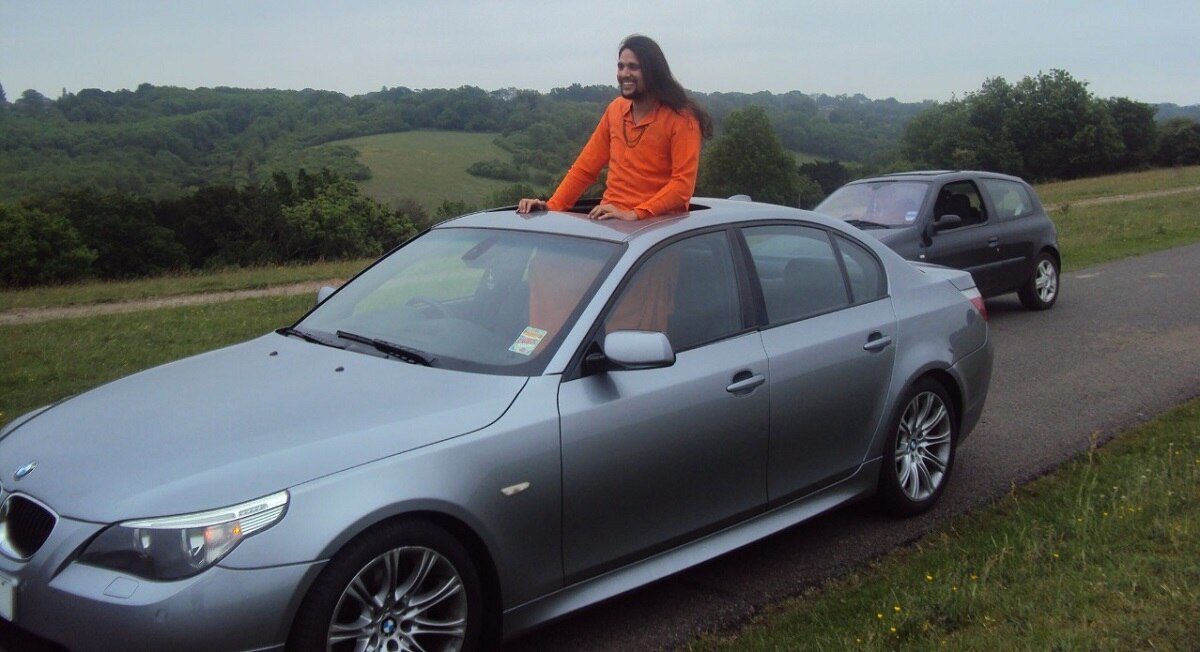 लग्जरी कारों का शौक