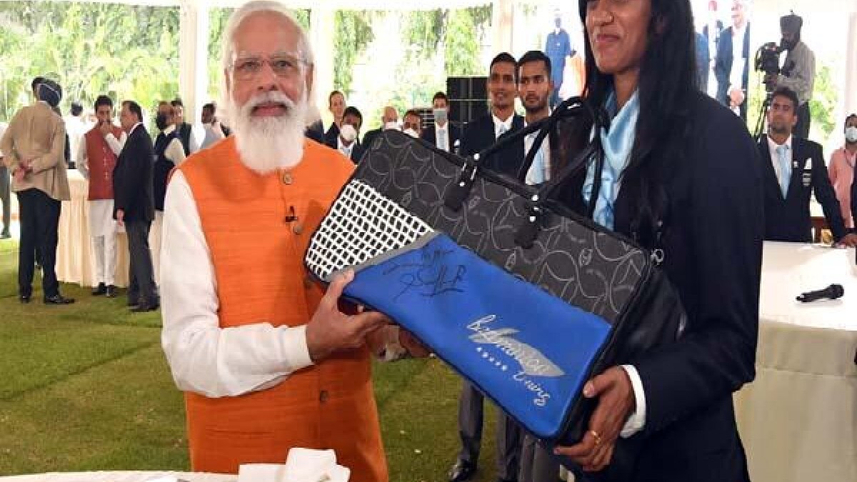 सुहास LY के रैकेट की 10 करोड़, नीरज चोपड़ा के भाले की सवा करोड़ की बोली!