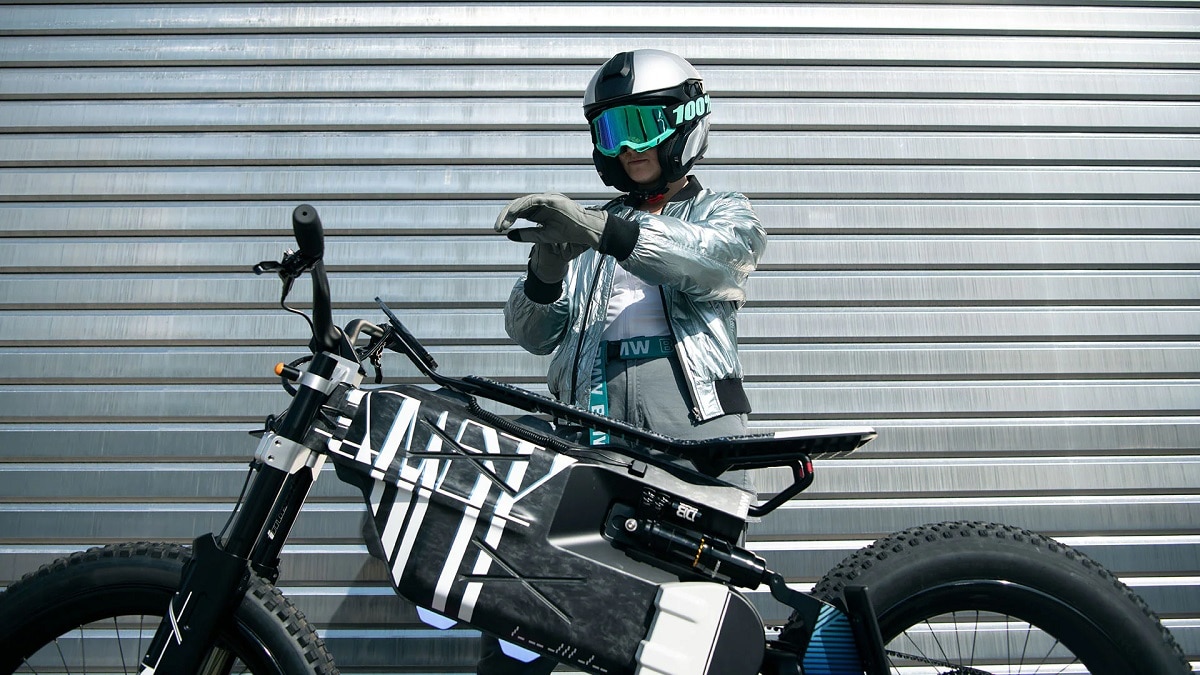 हेलमेट पहन कर ही चला सकते