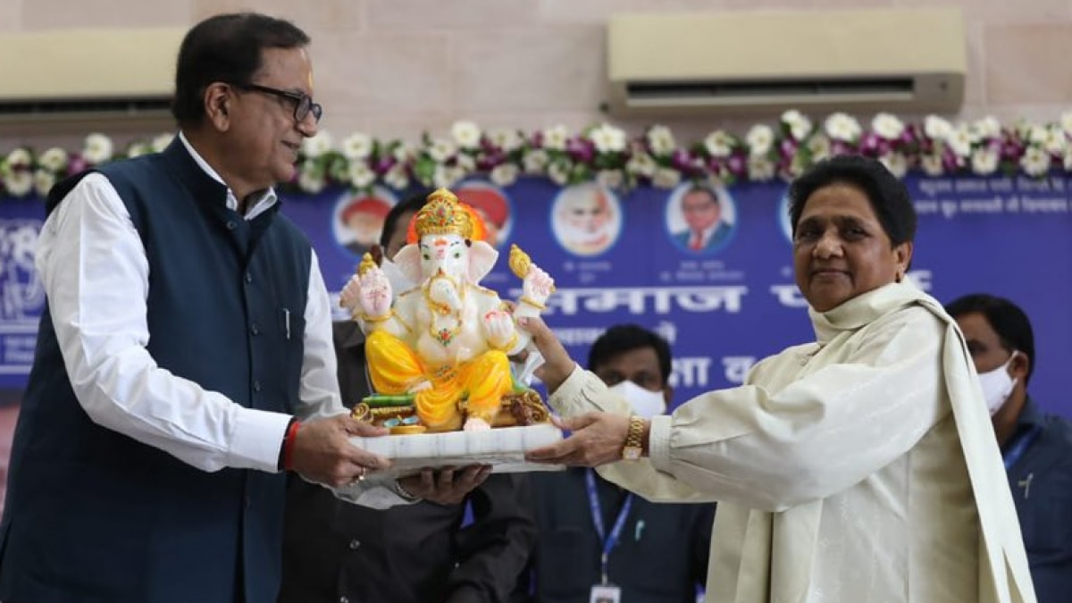 मायावती को गणेशजी की मूर्ति देते सतीश चंद्र मिश्र