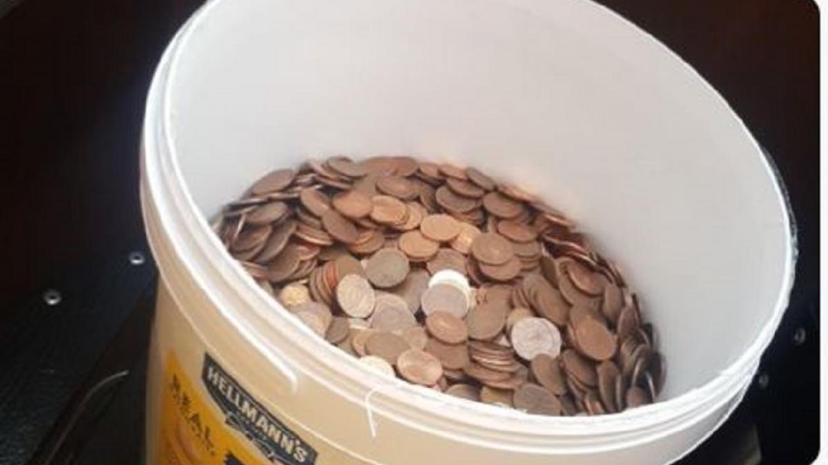 बॉस ने थमा दी सिक्कों से भरी बाल्टी