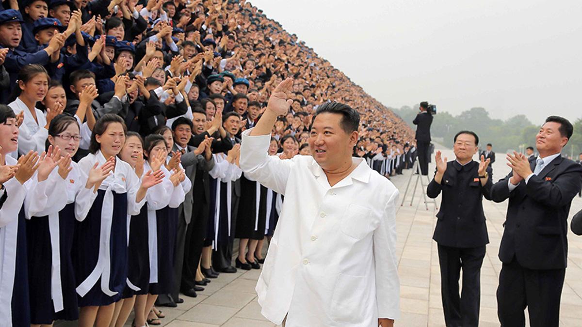 किम जोंग की नई तस्वीरें देख हैरान हुए लोग, बदला लुक