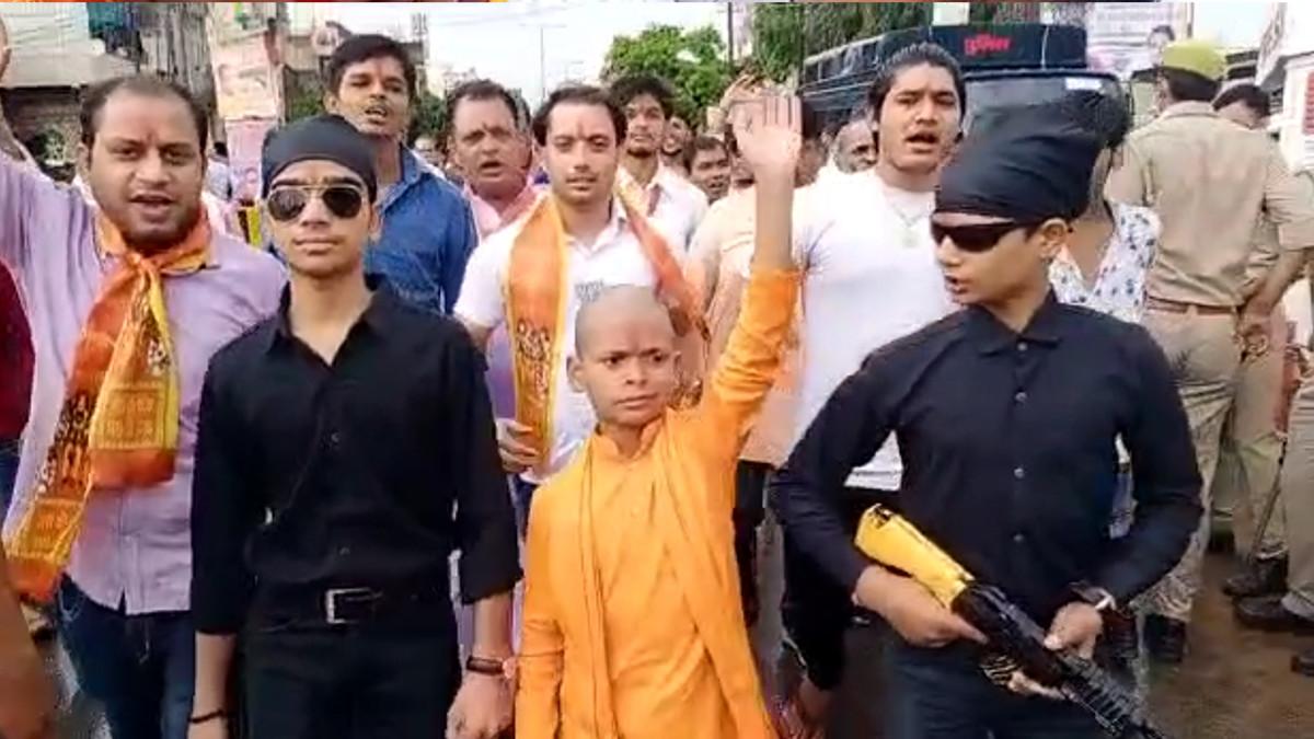 सीएम योगी के लुक में 'जूनियर CM', दोनों तरफ 'कमांडो' और नारे लगाती भीड़, Photos