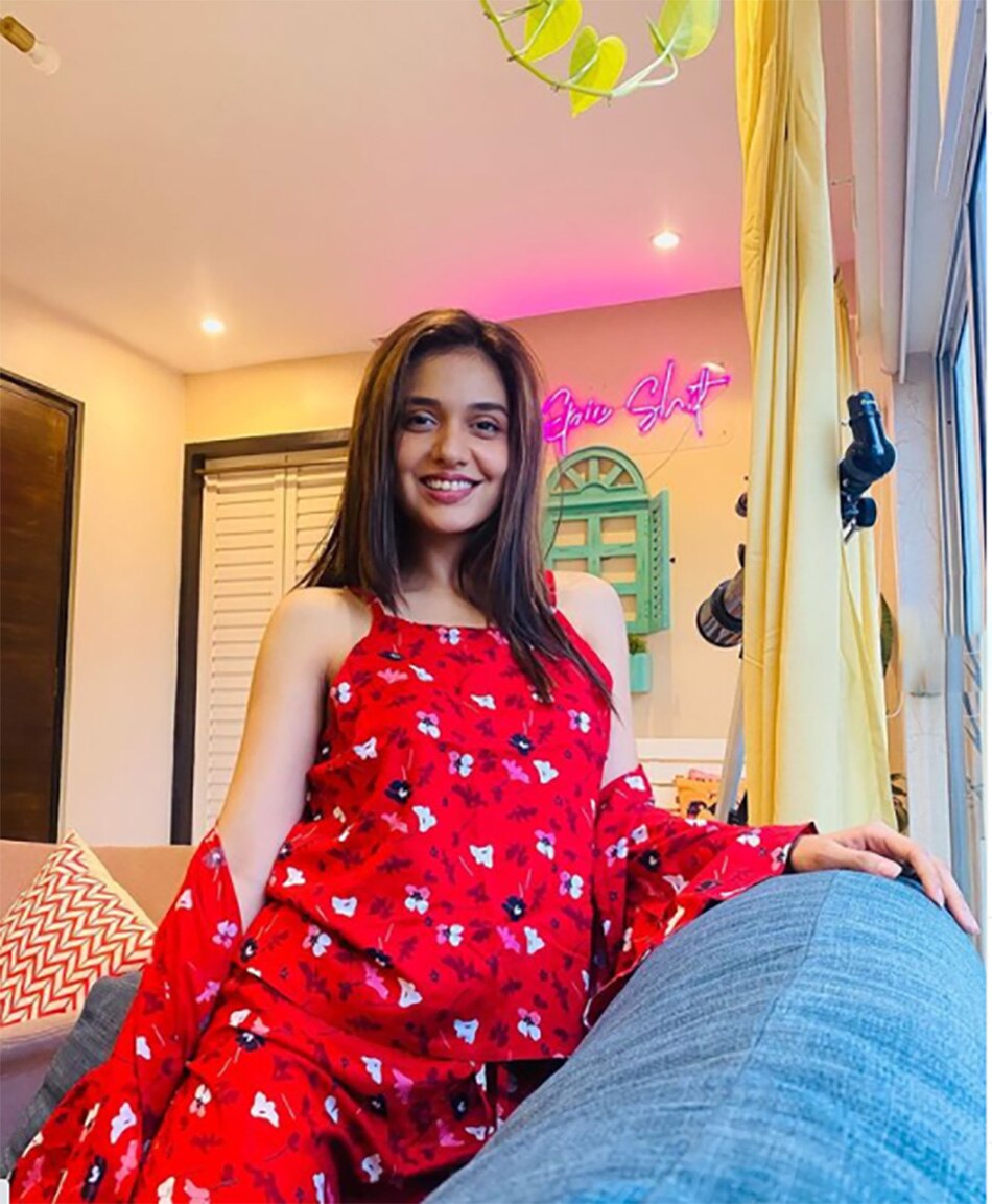 दिव्या अग्रवाल 