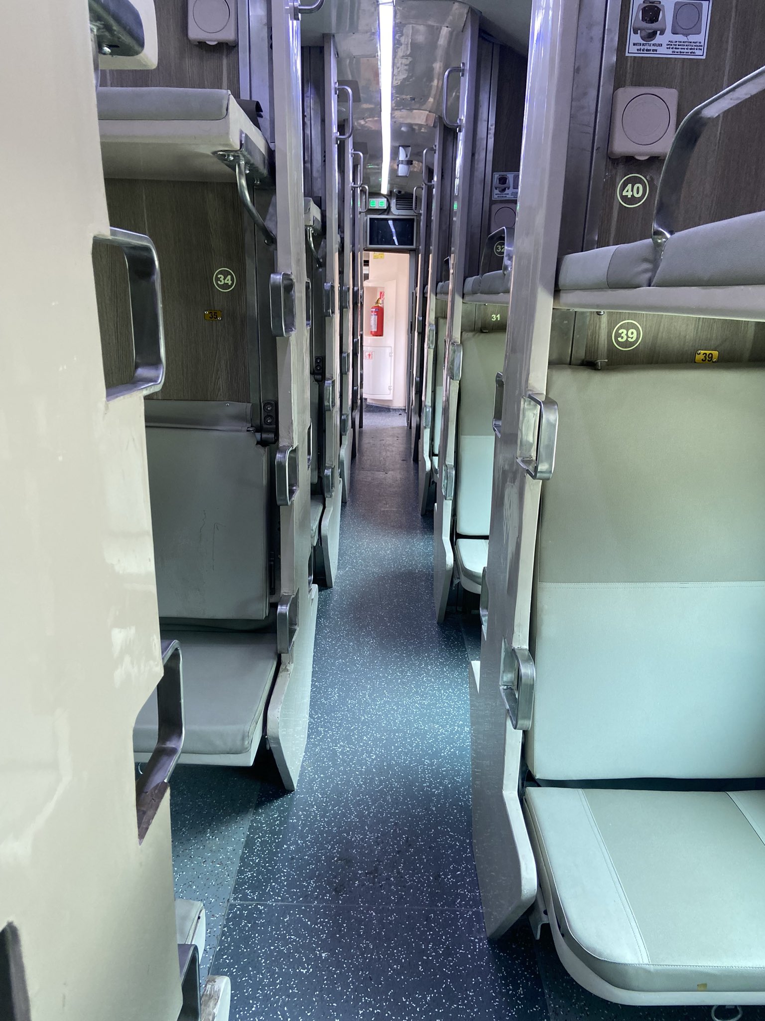 मिडिल और अपर बर्थ का हेडरूम ज्यादा