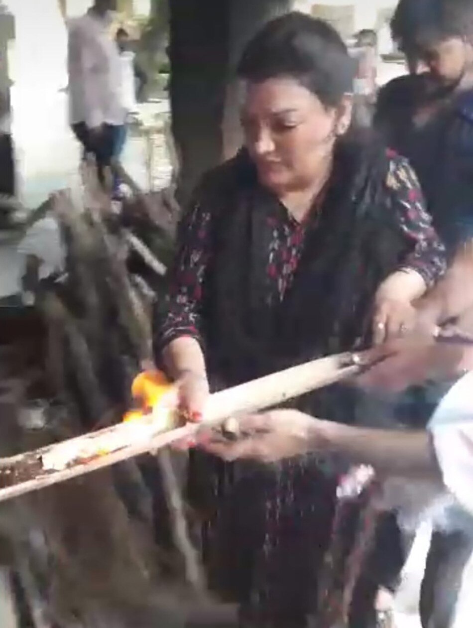 पिता का अंतिम संस्कार करती बेटी