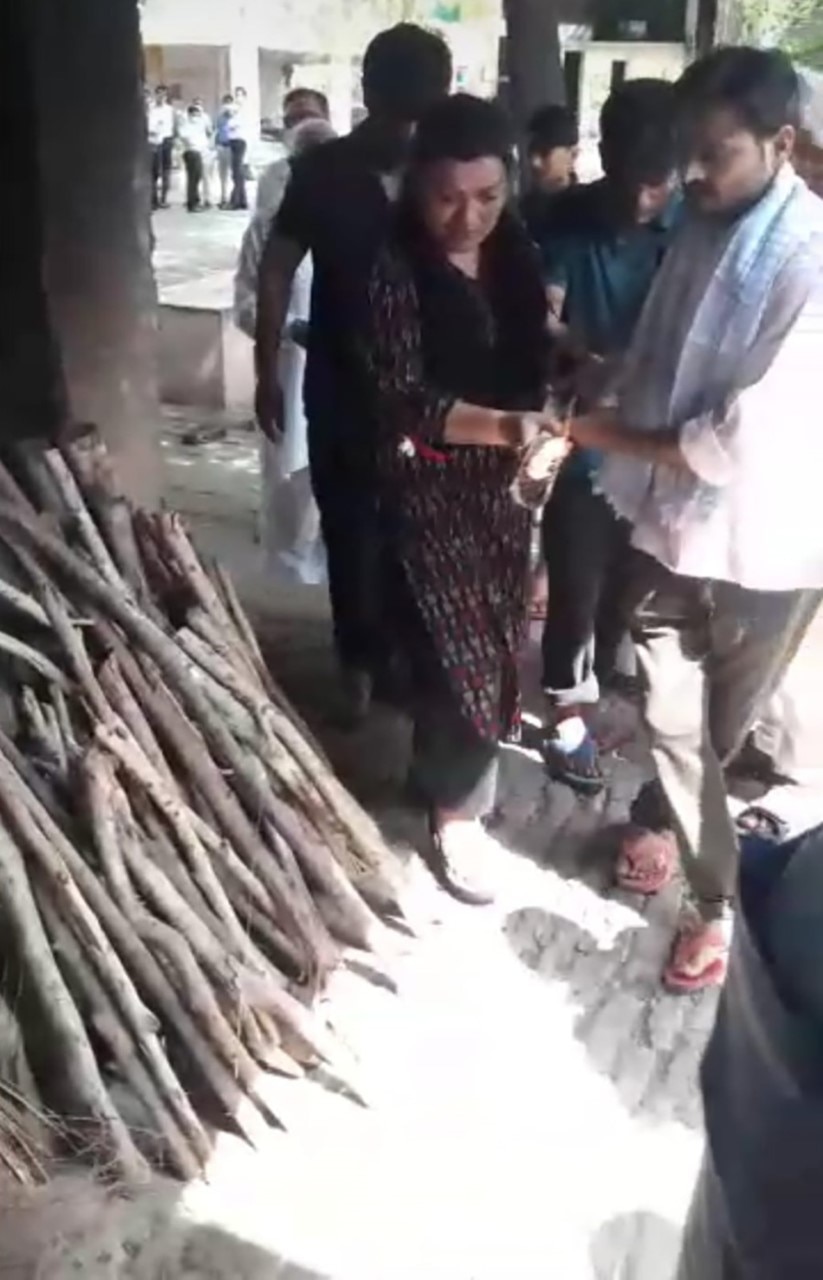 पिता का अंतिम संस्कार करती बेटी