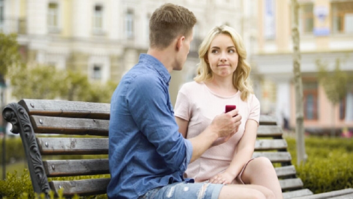 नशे में प्रेमी ने प्लास्टिक की अंगूठी से किया प्रपोज, भड़की गर्लफ्रेंड ने बेडरूम से निकाला बाहर