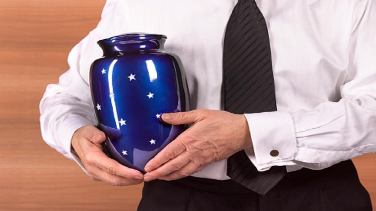 फुटबॉल मैच की ऐसी दीवानगी, टिकट के लिए दादी की अस्थियां देने को तैयार