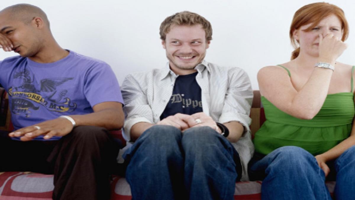 फार्ट को रोकना हो सकता है खतरनाक, डॉक्टर ने बताया क्यों पेट से निकलता है गैस