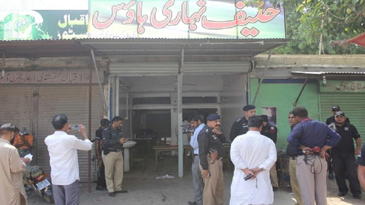 PAK: रेस्टोरेंट पहुंचकर लुटेरों ने खाया पुलाव और पी कोल्डड्रिंक, फिर पैसे लूट कर हुए फरार