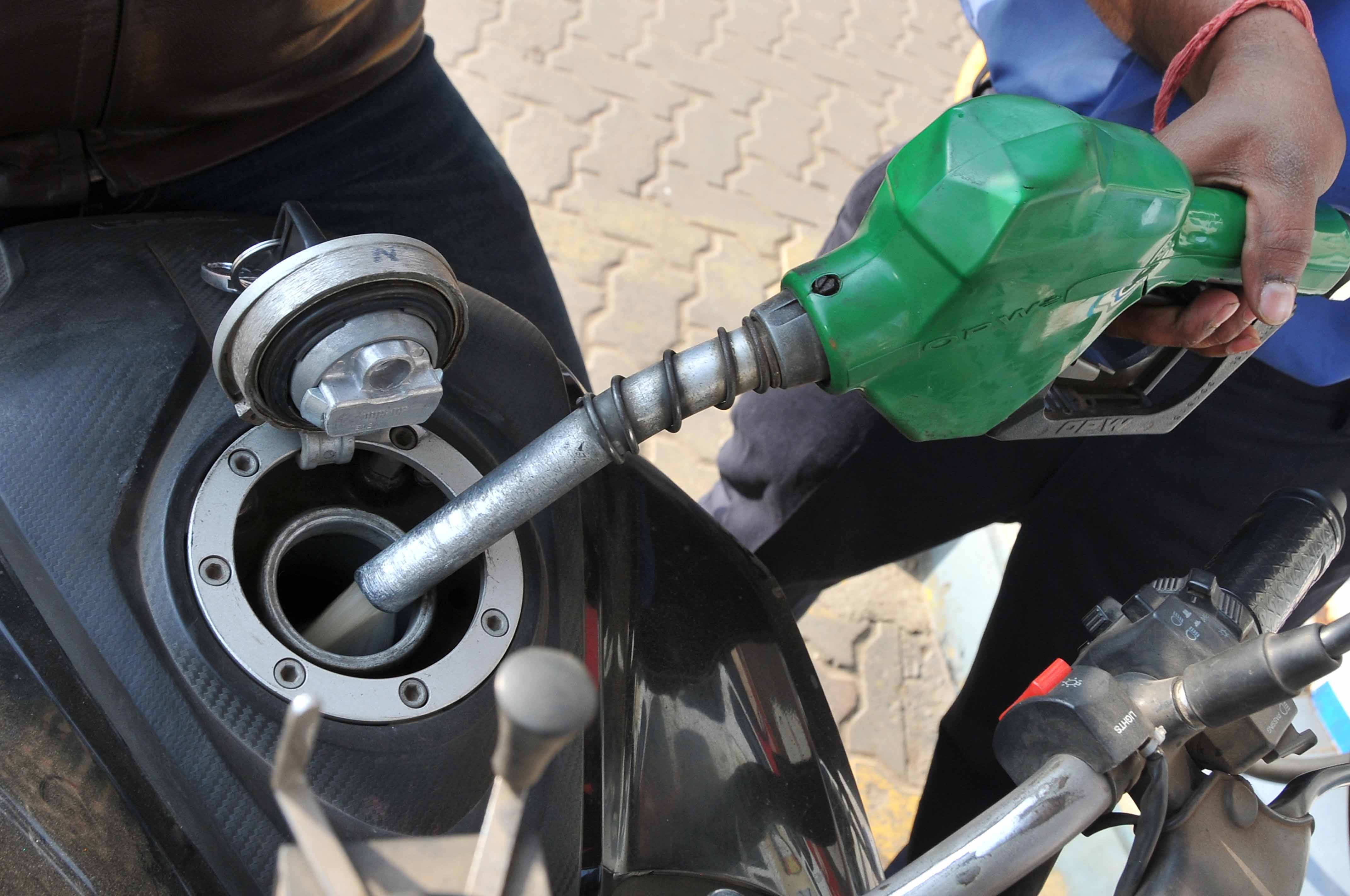 पेट्रोल के दाम में जोड़तोड़