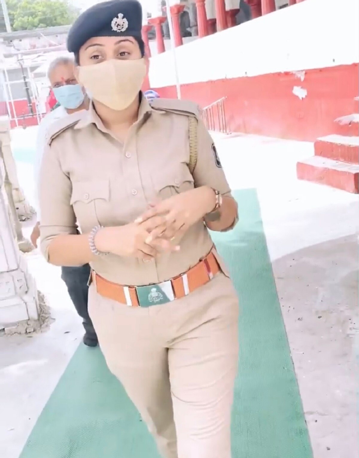 फिर से विवाद