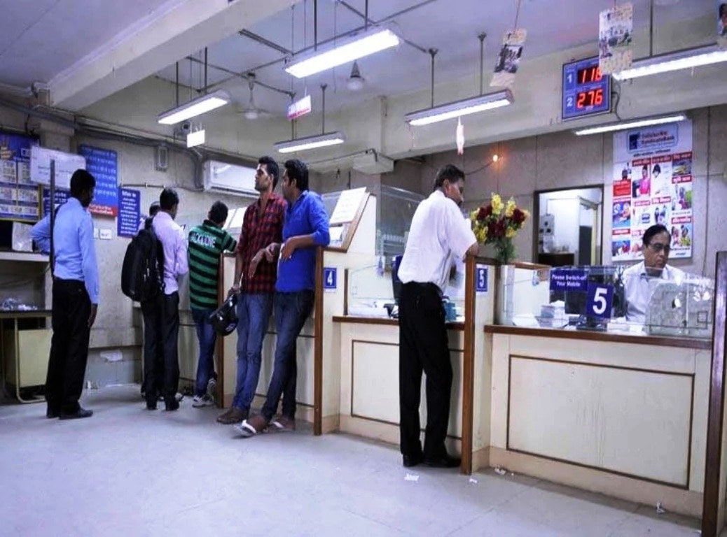 बैंक या पोस्ट ऑफिस में खाता खुलवा सकते हैं. 