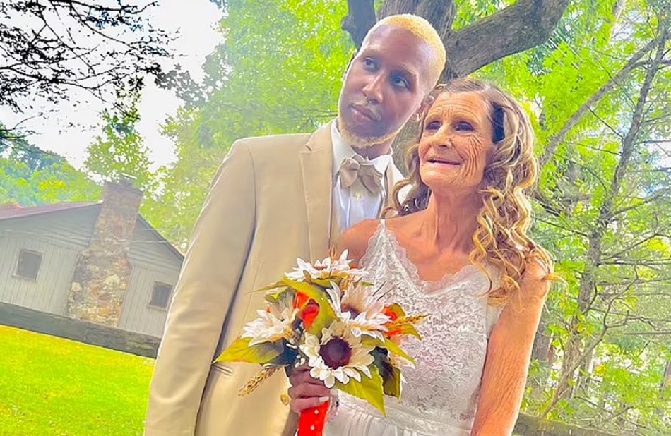 61 साल की महिला ने BF से की शादी