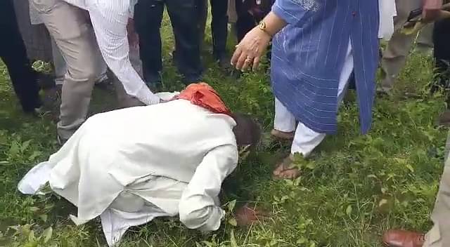 CMO के पैर पकड़ता बुजुर्ग