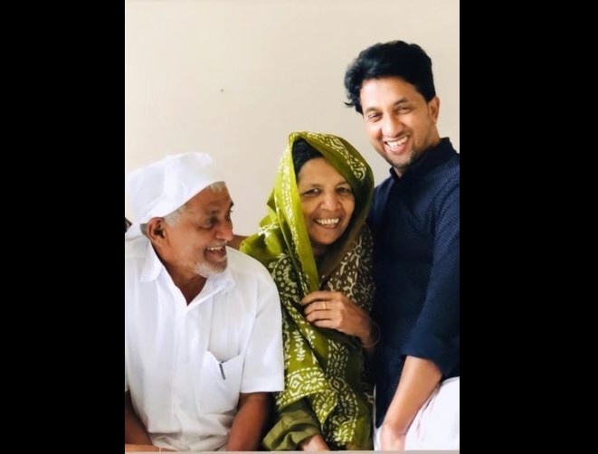 अपने परिवार के साथ मुस्तफा पीसी