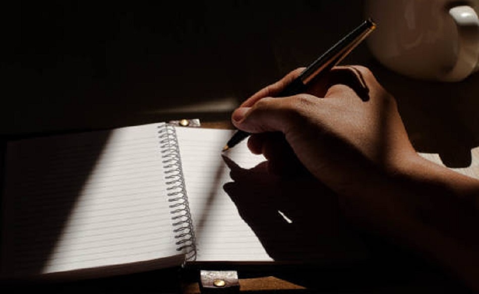 पत्नी के हाथ लगी पति की सीक्रेट नोटबुक