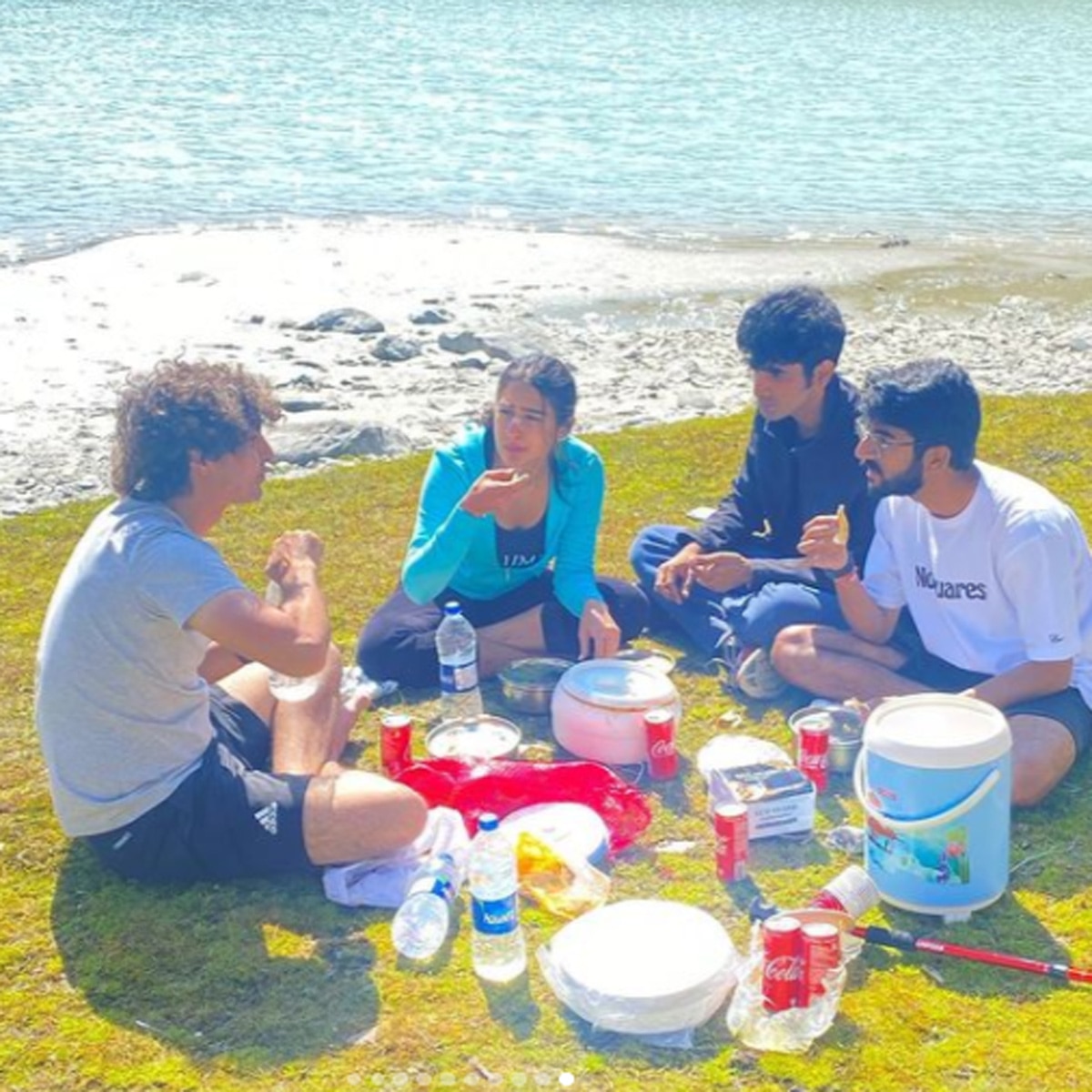 सारा अली खान दोस्तों के साथ 