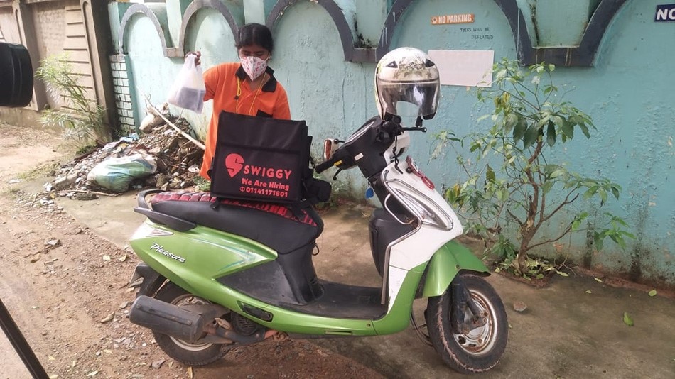 Ex nurse turn swiggy delivery woman (aajtak.in)