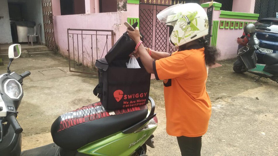 Ex nurse turn swiggy delivery woman (aajtak.in)