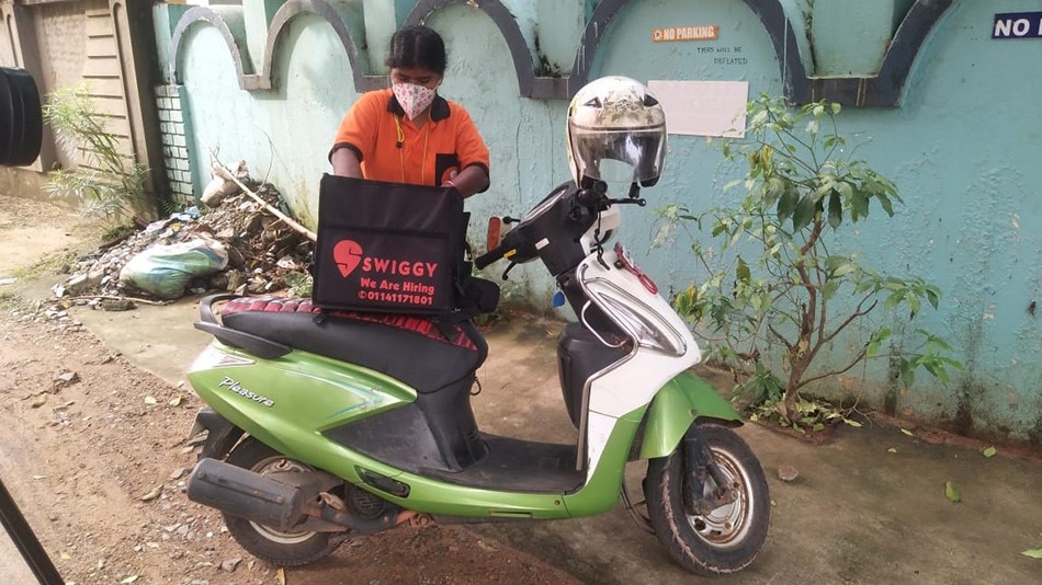 Ex nurse turn swiggy delivery woman (aajtak.in)