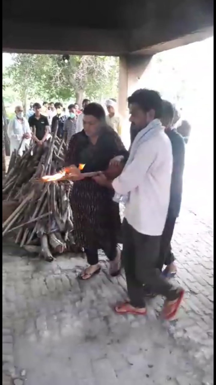 पिता का अंतिम संस्कार करती बेटी
