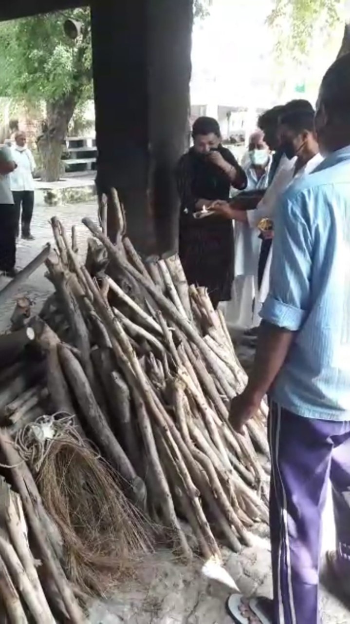 पिता का अंतिम संस्कार करती बेटी