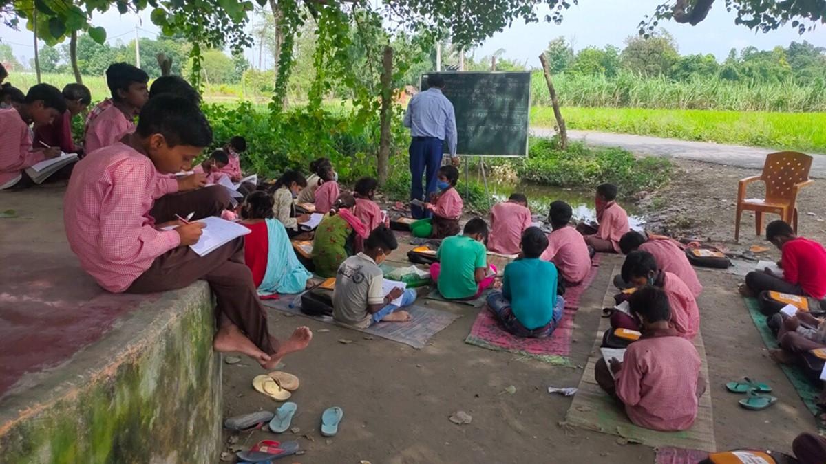 यूपी के इस जिले में पेड़ के नीचे चल रहा सरकारी स्कूल, बच्चों की पढ़ाई बनी तपस्या