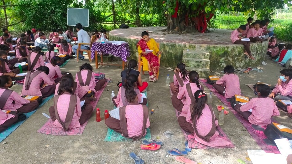 गोंडा के एक उच्च प्राथमिक विद्यालय की ऐसे लग रही क्लास  (aajtak.in)