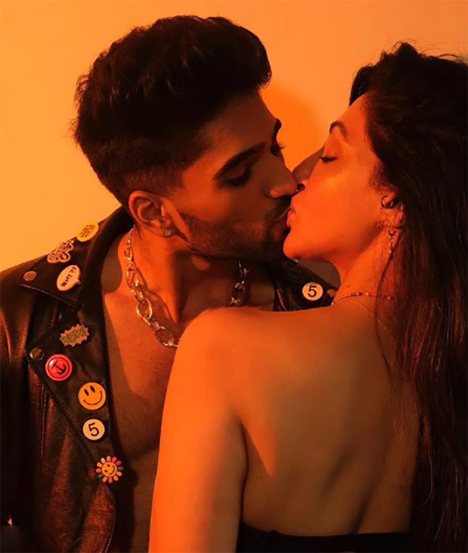 जीशान खान, रेहाना पंडित