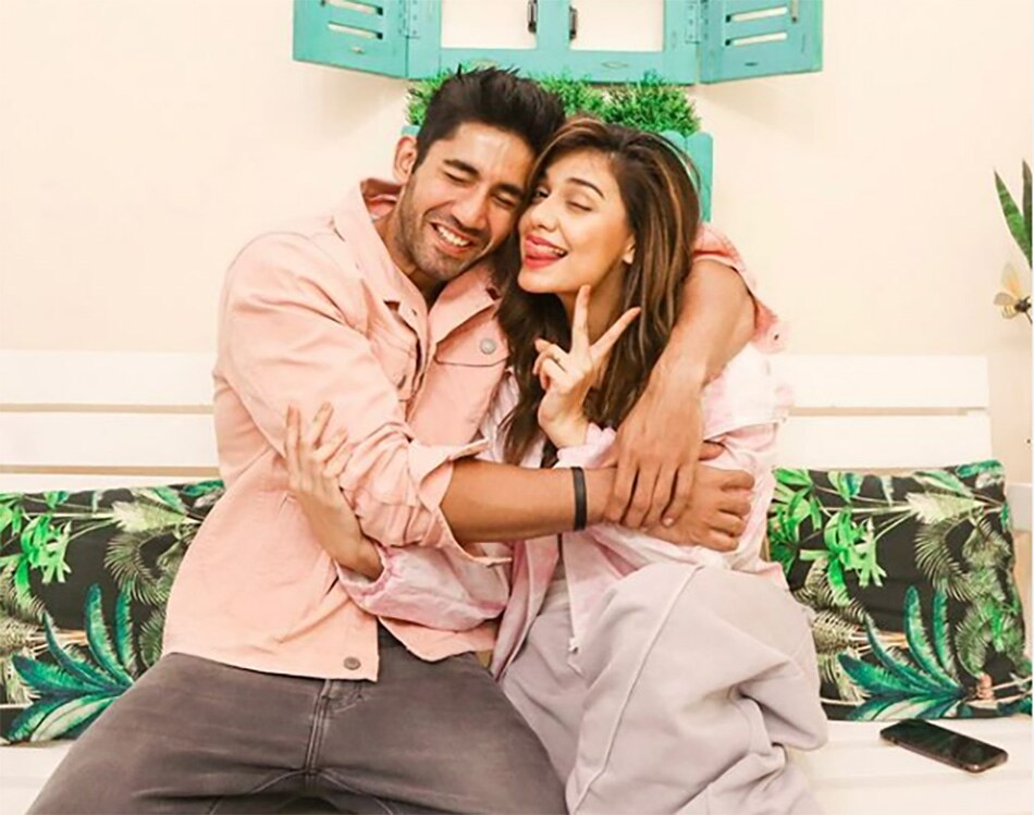 दिव्या अग्रवाल और वरुण सूद