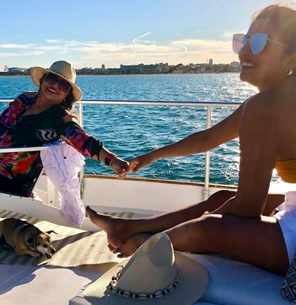 प्रियंका चोपड़ा अपनी मां के साथ