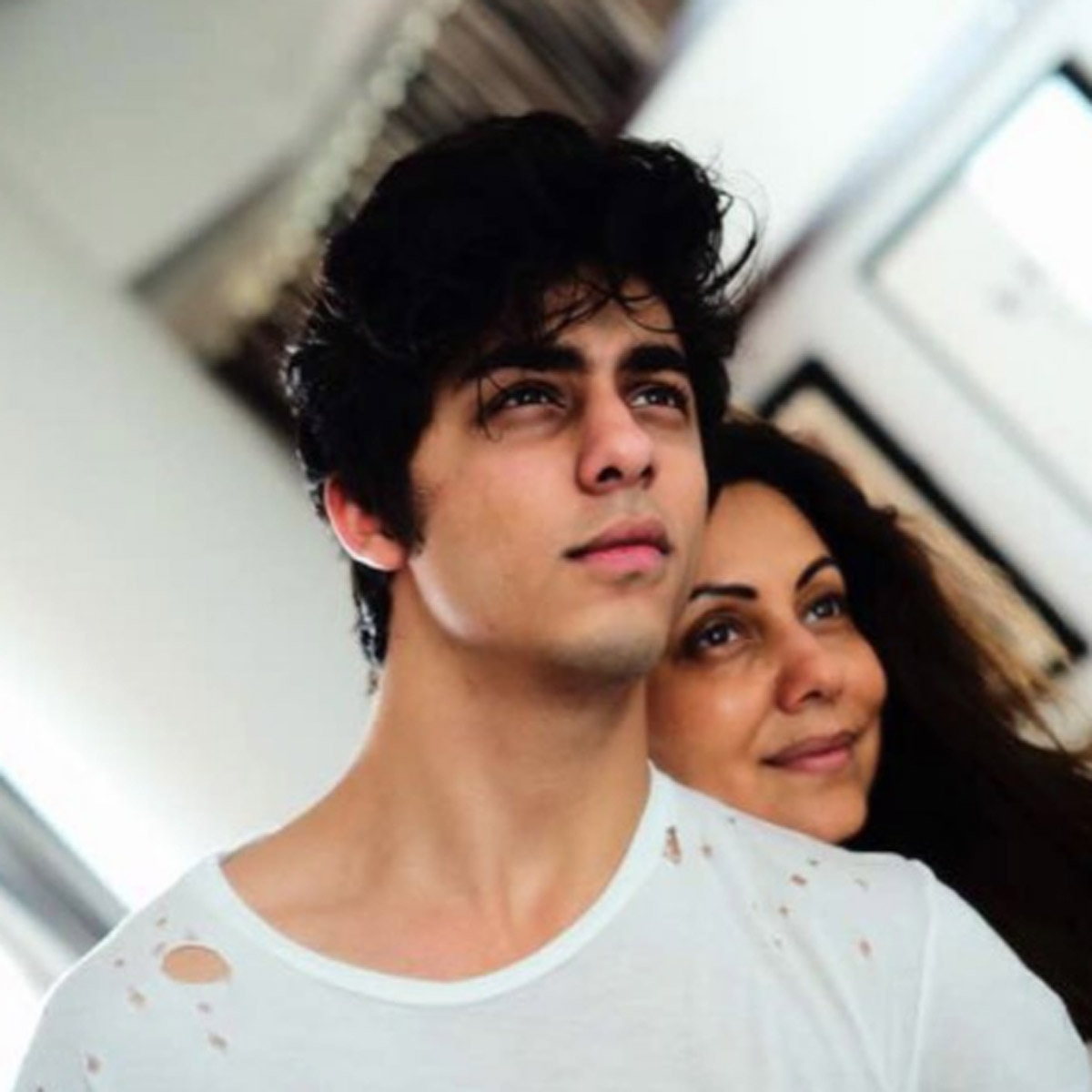 आर्यन खान अपनी मां के साथ