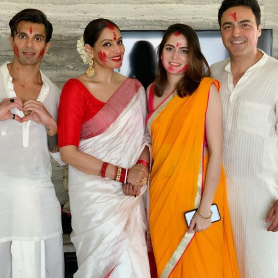 बिपाशा बसु पति और दोस्तों संग