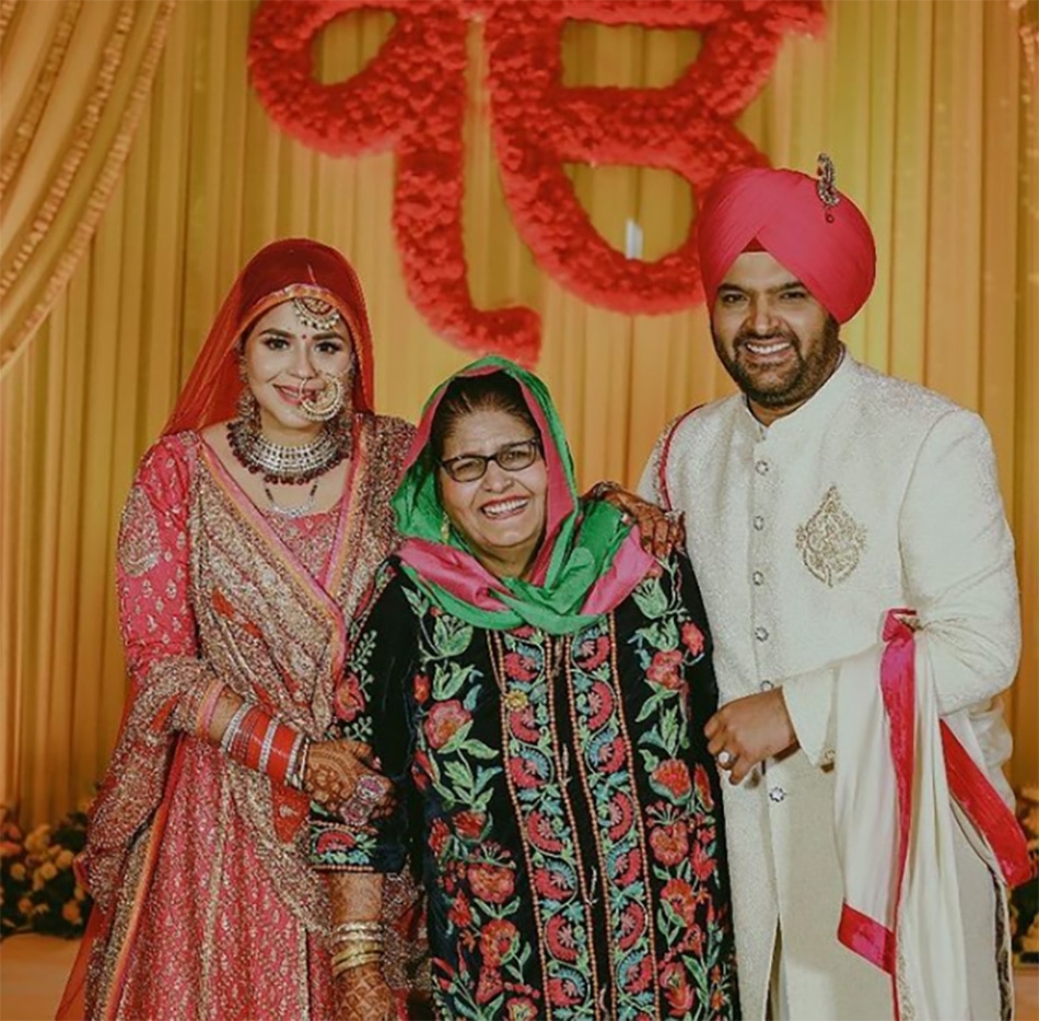 कपिल शर्मा और गिन्नी चतरथ मां के साथ