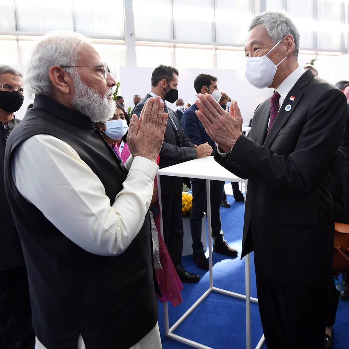 सिंगापुर पीएम से मुलाकात करते मोदी