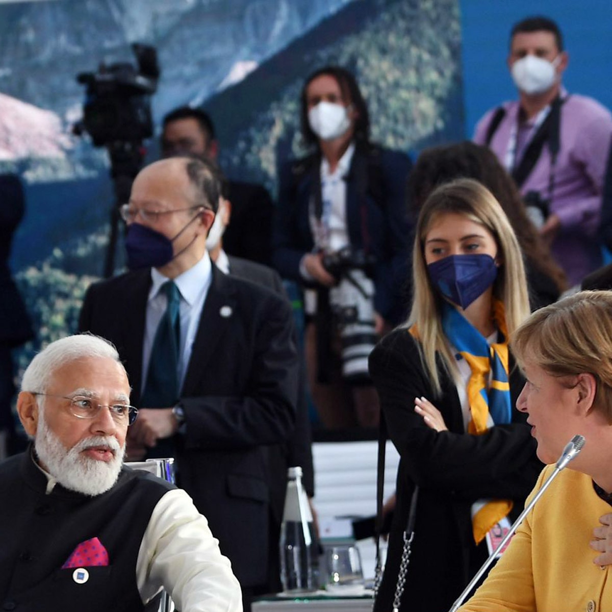 पीएम नरेंद्र मोदी की जर्मन चांसलर एंजेला मर्केल से बातचीत