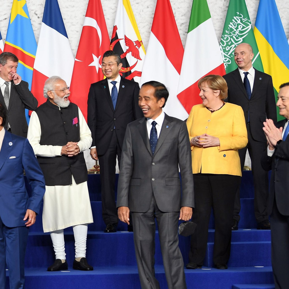 ग्रुप फोटो के दौरान हंसी-मजाक करते तमाम नेता