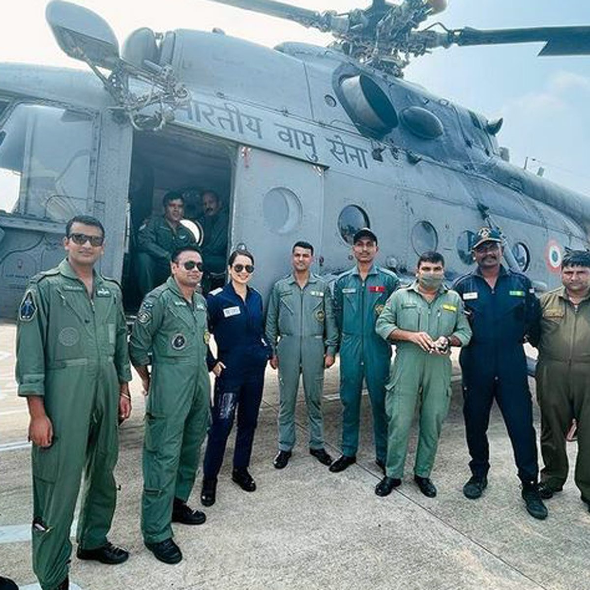 एयरफोर्स के ऑफिसर्स संग कंगना