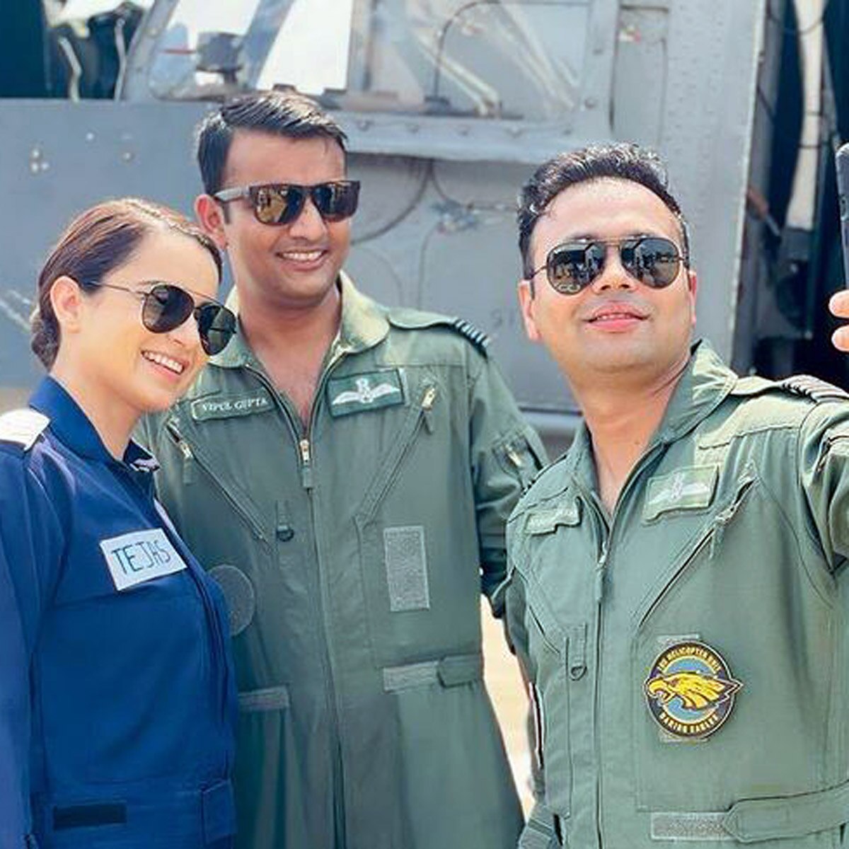 एयर फोर्स के ऑफिसर्स संग कंगना 