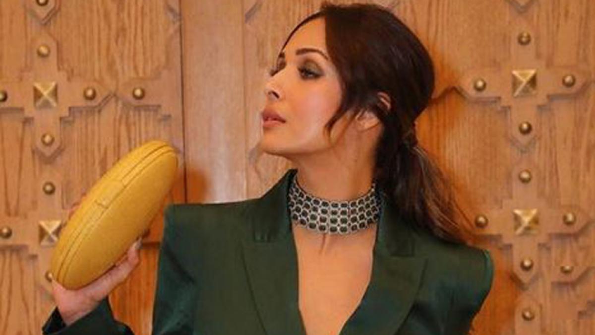 ग्रीन पैंटसूट में Malaika Arora का स्टनिंग लुक, इतनी है ड्रेस की कीमत
