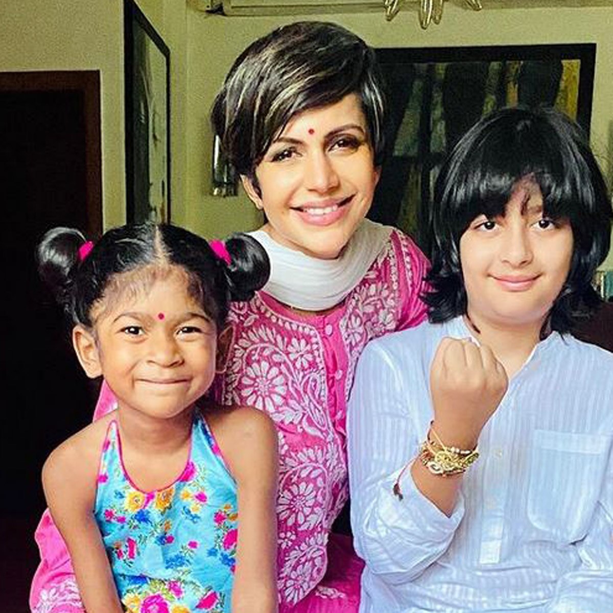 बच्चों संग मंदिरा बेदी