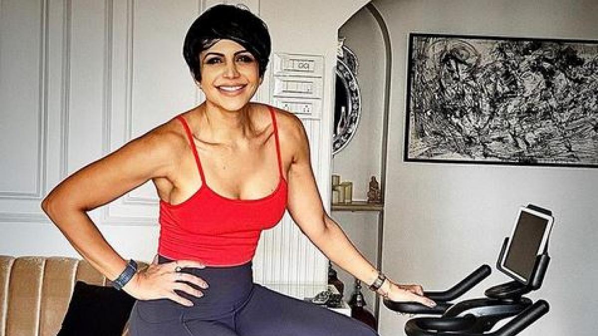 वर्कआउट फ्रॉम होम कर रहीं Mandira Bedi, फोटो शेयर कर फैंस को किया मोटीवेट