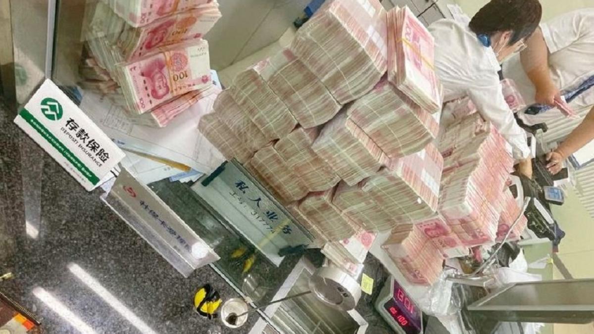 कारोबारी ने निकाल लिए सभी पैसे