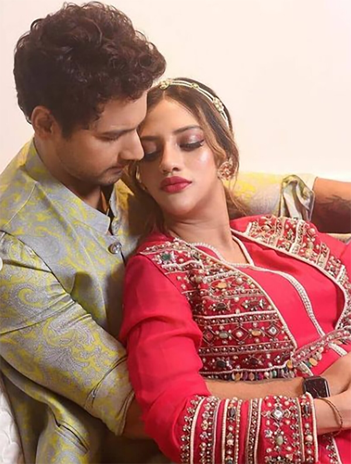 नुसरत जहां, यश दासगुप्ता